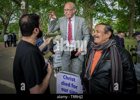 London, Großbritannien. 9. Juni, 2019. Die Predigt, die Debatten und Predigten an der Speakers' Corner, das öffentliche Sprechen nord-östlichen Ecke des Hyde Park. Credit: Guy Corbishley/Alamy leben Nachrichten Stockfoto