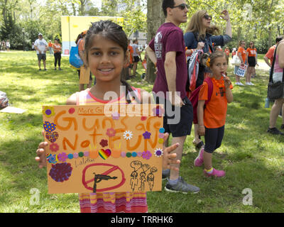 NYC Solidarity Walk mit Gun Violence Survivors auf der Cadman Plaza in Brooklyn, NY, 8. Juni 2019. Das Mädchen hält ein Zeichen, das sie gezeichnet hat. Stockfoto