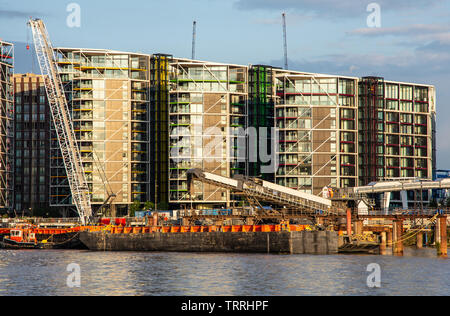 London, England, UK - 28. Mai 2019: Raub ist vom Förderband in bargest auf der Themse geladen als Teil der Tideway Super Kanalbau Proje Stockfoto