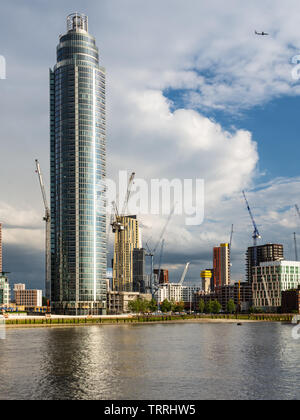 London, England, UK - 28. Mai 2019: Das St George's Wharf Wolkenkratzer und andere neue Build Apartment Gebäude stehen unter Baukräne im Ni Stockfoto