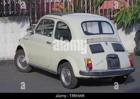 Das Auto IFIAT 500 parkt auf der Straße in Catania, Italien. Stockfoto