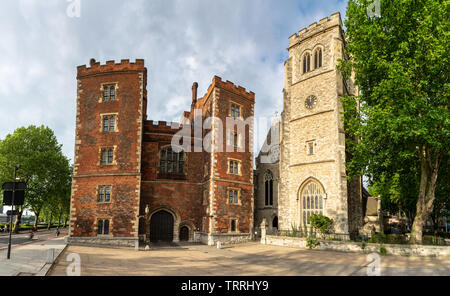 London, England, UK - 28. Mai 2019: Abend Sonne scheint auf den Garten Museum Kirche und Morton's Turm in Lambeth Palace. Stockfoto