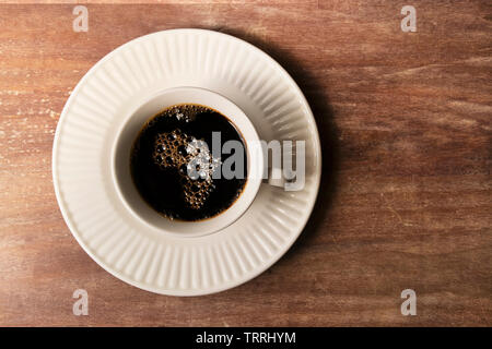 Kaffee Blasen - Afrika Karte. Kaffee blasen Cup auf Platte mit Afrika Karte gestalten. Stockfoto