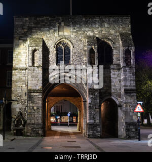 Winchester, England, Großbritannien - 22 April, 2019: Das Westgate der mittelalterlichen Stadtmauer Winchester ist in der Nacht beleuchtet. Stockfoto