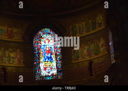 Glasmalereien in der Kathedrale von Straßburg in Frankreich Stockfoto