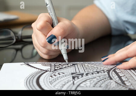 Eine Hand, die Zeichnung und weißen Doodles, in der Nähe Stockfoto