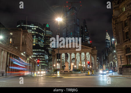 London, England, Großbritannien - 17 Dezember, 2018: Verkehr übergibt die Bank von England und der Royal Exchange Gebäude der Bank Junction, mit Wolkenkratzern der Cit Stockfoto