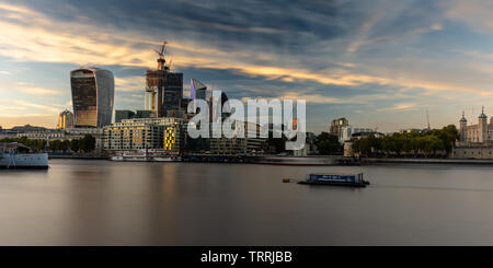 London, England, Großbritannien - 27 September 2018: Sonnenuntergang leuchtet die Wolkenkratzer der Stadt Skyline von London. Stockfoto