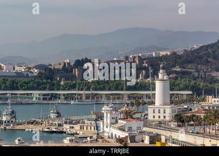 La Farola, Malaga, Spanien - ca. 2015. Gut - Leuchtturm von Restaurants umgeben ist bekannt, Wanderwege & heitere Sicht auf das Wasser. Stockfoto