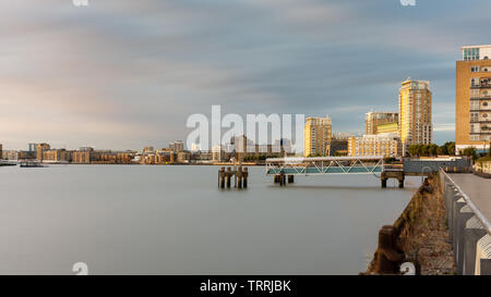 London, England, Großbritannien - 14 September, 2018: Sonnenuntergang leuchtet Apartment Gebäuden entlang der Themse Ufer in East London. Stockfoto