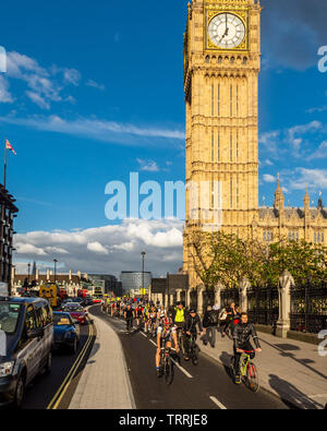 London, England - Mai 24, 2016: Radfahrer vorbei am Big Ben Clock Tower der Häuser des Parlaments über die Fast eröffnet Ost-west-Cycle Superhighways. Stockfoto