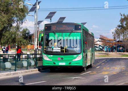 SANTIAGO, CHILE - AUGUST 2015: transantiago Bus auf dem Weg in Lo Espejo Stockfoto