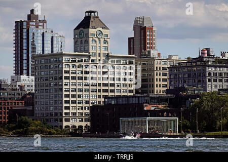 Brooklyn Bridge Park von der Lower East Side von Manhattan fotografiert. Stockfoto