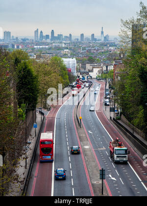 London, England, Großbritannien - 13 April 2011: der Verkehr fließt entlang der Archway Road im Norden Londons Vororten, mit der Skyline der Stadt London busines Stockfoto
