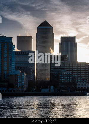 London, England, UK - 11. März 2011: Wolkenkratzer des Geschäftsviertel Canary Wharf sind gegen den Sonnenaufgang im Osten von London. Stockfoto