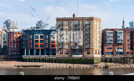 London, England, Großbritannien - 15 April 2010: Die Sonne scheint auf Wohnhäuser und Bürogebäude an der Seite der Themse in der Londoner City. Stockfoto