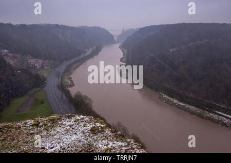 Schnee fällt in den Avon Gorge, Leigh Woods und iconic Clifton Suspension Bridge in Bristol. Stockfoto