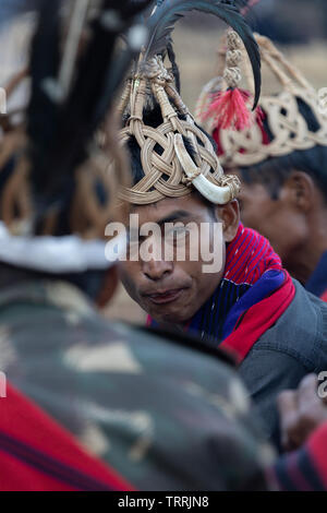 Hornbill Festival. Nagaland, Indien: 1. Dezember 2013: ehrliches Porträt eines Naga Tribal nur außerhalb seiner Hütte am Hornbill Festival. Stockfoto