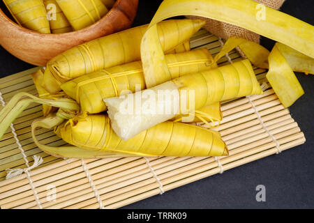 Suman sa Ibos, einem traditionellen klebriger Reis Kuchen in der Buli Blätter gewickelt Stockfoto