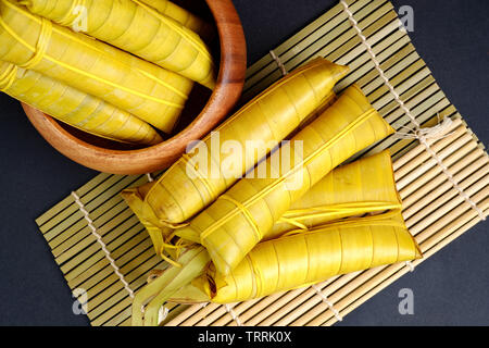 Suman sa Ibos, einem traditionellen klebriger Reis Kuchen in der Buli Blätter gewickelt Stockfoto