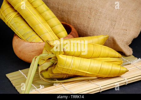 Suman sa Ibos, einem traditionellen klebriger Reis Kuchen in der Buli Blätter gewickelt Stockfoto