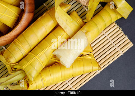 Suman sa Ibos, einem traditionellen klebriger Reis Kuchen in der Buli Blätter gewickelt Stockfoto