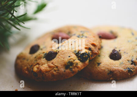 Chocolate Chip Cookies und die Mutter auf den Tisch Nahaufnahme Stockfoto