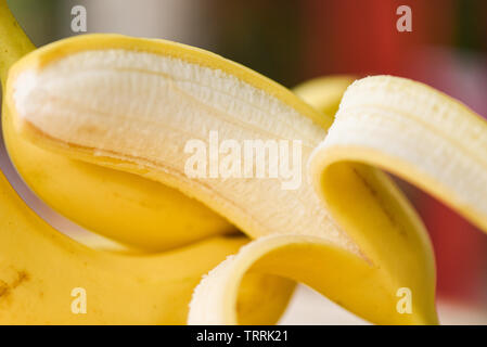 Banane schälen/Close up od frische reife Banane Obst geschält - selektive Fokus Stockfoto