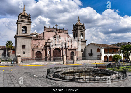 Blick auf die Kathedrale und der Plaza de Armas in Ayacucho in Peru Stockfoto