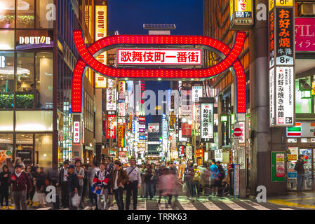 Tokyo, Japan - 11. Juni 2019: Kabukicho, schlaflose Stadt, Red Light District in Tokio. Der Name kommt von Ende der 1940er Jahre Pläne ein Kabuki Theater zu bauen. Stockfoto