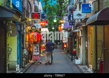 Tokyo, Japan - 11. Juni 2019: nachtaufnahme von Shinjuku Golden Gai, Es gibt über 200 winzigen shanty - Bars, Clubs und Restaurants, und berühmt für die ni Stockfoto