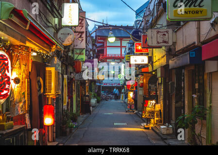 Tokyo, Japan - 11. Juni 2019: nachtaufnahme von Shinjuku Golden Gai, Es gibt über 200 winzigen shanty - Bars, Clubs und Restaurants, und berühmt für die ni Stockfoto