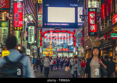 Tokyo, Japan - 11. Juni 2019: Kabukicho, schlaflose Stadt, Red Light District in Tokio. Der Name kommt von Ende der 1940er Jahre Pläne ein Kabuki Theater zu bauen. Stockfoto