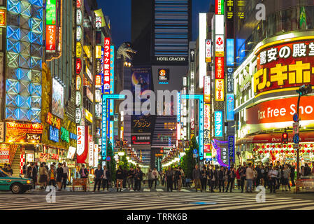 Tokyo, Japan - 11. Juni 2019: Godzilla Kopf in Shinjuku Straße. Godzilla ist eine fiktive Monster erschien zuerst im Film 1954 'Godzilla', dann wurde ein Stockfoto