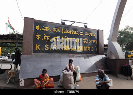 Bangalore, Indien - Juni 03,2019: Nicht identifizierte Personen für den Zug von Bangalore Bahnhof während der Wartezeit Stockfoto