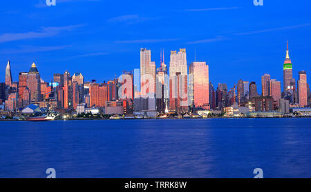 Skyline von New York City in der Dämmerung in den Hudson River, USA wider Stockfoto