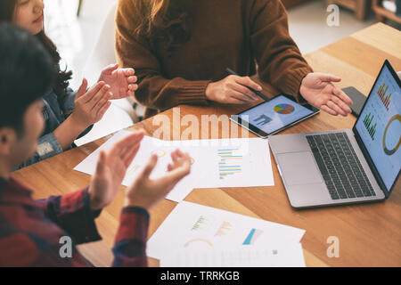 Unternehmer arbeiten und präsentieren in einer Sitzung Stockfoto