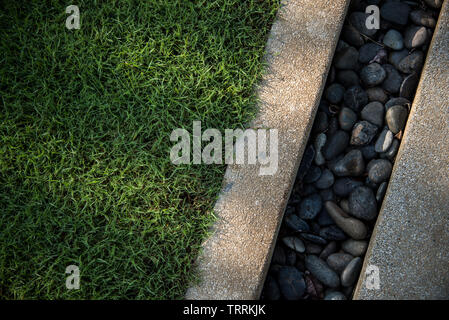 Gras Hintergrund: Abstrakte natürlichen Hintergrund grün Gras mit einem schönen Bokeh. Tau in einem frühen Morgen an der Spitze der Gräser. Stockfoto