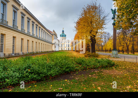 Schloss Charlottenburg und Garten im Herbst in Berlin. Deutschland Stockfoto