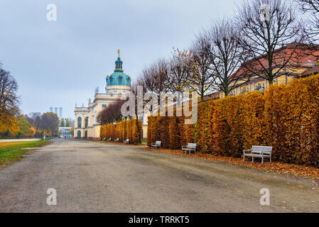 Schloss Charlottenburg und Garten im Herbst in Berlin. Deutschland Stockfoto
