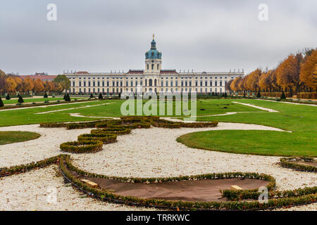 Schloss Charlottenburg und Garten im Herbst in Berlin. Deutschland Stockfoto