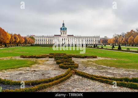 Schloss Charlottenburg und Garten im Herbst in Berlin. Deutschland Stockfoto