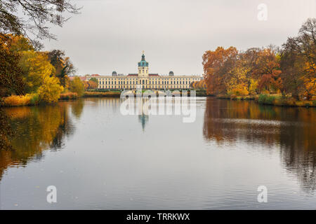 Schloss Charlottenburg und Garten im Herbst in Berlin. Deutschland Stockfoto