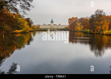 Schloss Charlottenburg und Garten im Herbst in Berlin. Deutschland Stockfoto