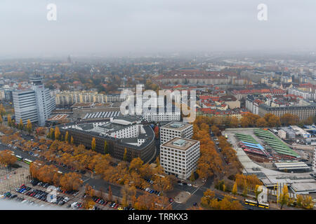 Areal Blick auf Berlin von Funkturm Nebel im Herbst. Deutschland Stockfoto