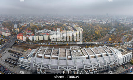 Areal Blick auf Berlin von Funkturm Nebel im Herbst. Deutschland Stockfoto