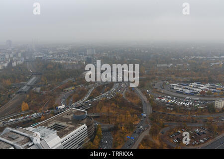 Areal Blick auf Berlin von Funkturm Nebel im Herbst. Deutschland Stockfoto