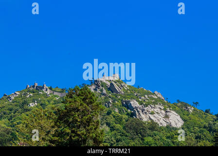 Die Burg der Mauren ist eine mittelalterliche Burg auf einem Hügel in Sintra. Blick auf die Burg von Quinta da Regaleira.. Portugal Stockfoto