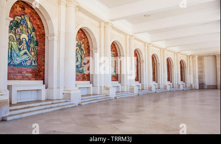 Heiligtum von Fatima, Portugal. Basilika unserer lieben Frau vom Rosenkranz von und durch die Kolonnade zu sehen. Stockfoto