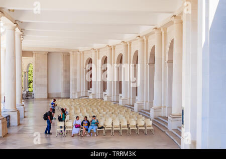 Heiligtum von Fatima, Portugal. Basilika unserer lieben Frau vom Rosenkranz von und durch die Kolonnade zu sehen. Stockfoto